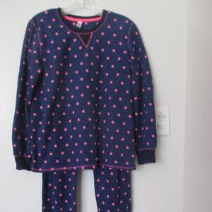 women's fleece 2-piece pajama set.